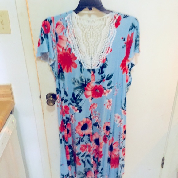 “Live and Let Live” Plus size Floral Dress! - Picture 4 of 5